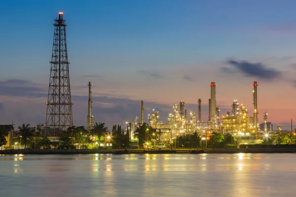 Sunrise over preto chemical refinery — Stock Photo, Image