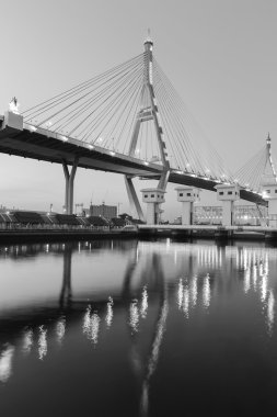 Siyah ve beyaz, watergate üzerinde asma köprü 