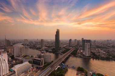 Şehir nehir havadan görünümü