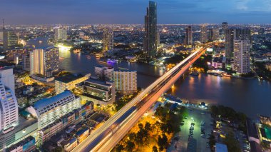 Gece ışıkları Bangkok Şehir Köprüsü ile çapraz ana nehir