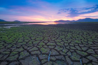 Küçük dere alt kırık çamur 