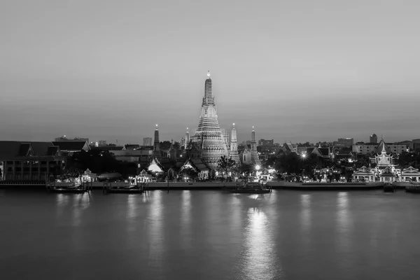 Noir et blanc, front de rivière du temple Arun — Photo