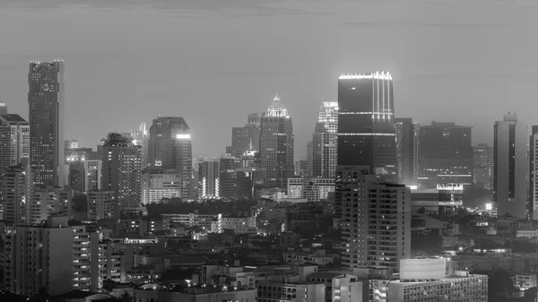 Blanco y negro, luces de noche de la ciudad en el centro —  Fotos de Stock