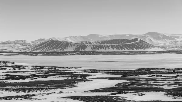 Noir et blanc, Myvatn paysage naturel d'hiver volcan — Photo