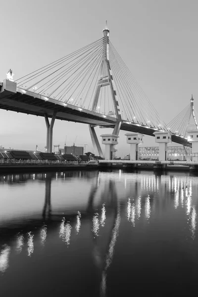Blanco y negro, puente colgante sobre watergate — Foto de Stock