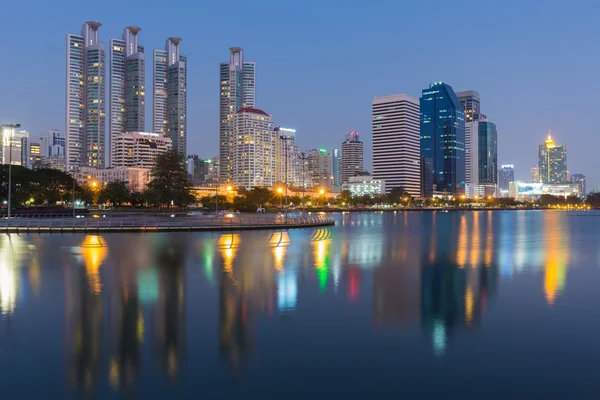 曼谷市用反射在暮光之城 — 图库照片