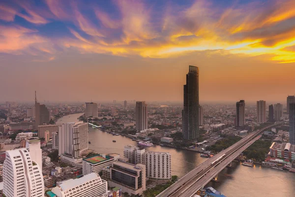 Tramonto sul fiume Bangkok con drammatico sfondo del cielo — Foto Stock