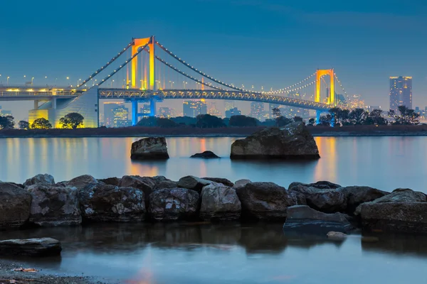 Gökkuşağı asma köprü crossover Tokyo şehir şehir merkezine Odiaba için — Stok fotoğraf