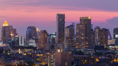 Sonra günbatımı gökyüzü ışık gece görünümü ile bina şehir ofisi