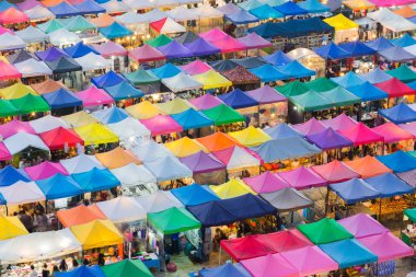 Üstten Görünüm, birden çok renk gece pazarı çatı Bangkok şehir Tayland