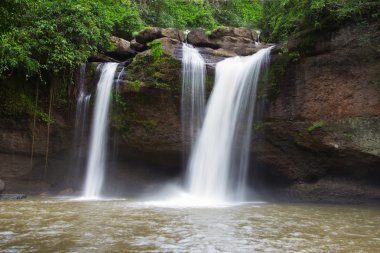 Derin orman doğal şelale Tayland Ulusal Parkı içinde