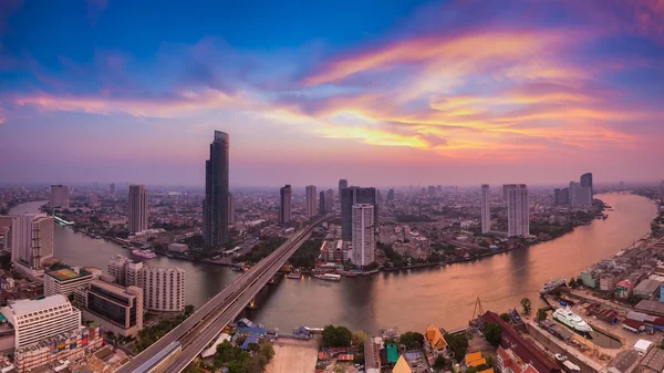 Вид с воздуха, Бангкок реки изогнуты с драматическим после заката неба — стоковое фото