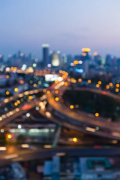 Luzes embaçadas vista noturna, cidade e intercâmbio de rodovias — Fotografia de Stock