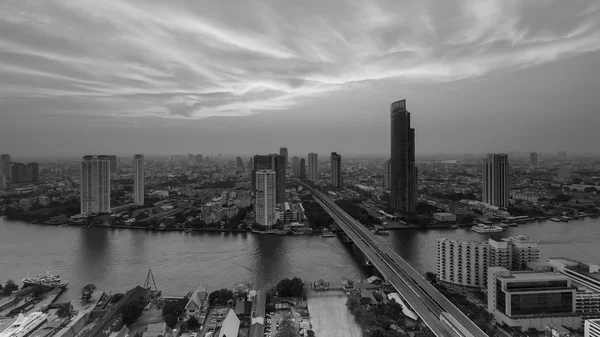 Blanco y negro, vista aérea del río curvado en la ciudad —  Fotos de Stock