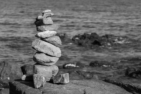 黑色和白色，堆栈石头与海洋背景 — 图库照片