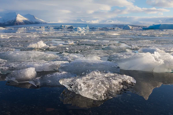 Cubes de glace sur la lagune de Jakulsarlon à la fin de l'hiver — Photo