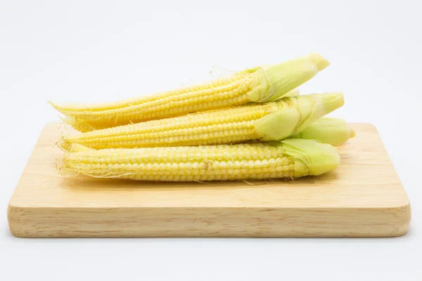 Кукуруза на деревянной доске — стоковое фото