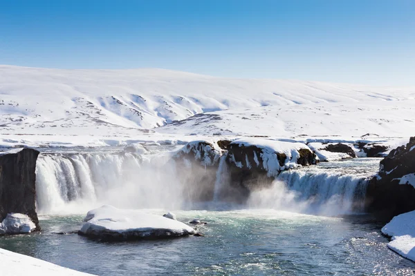 IJslandse natuurlijke watervallen met duidelijke blauwe hemel — Stockfoto