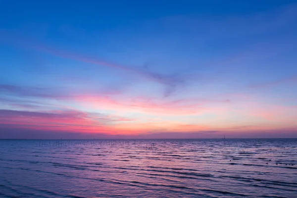 美丽的夕阳的天空在海岸天际线 — 图库照片