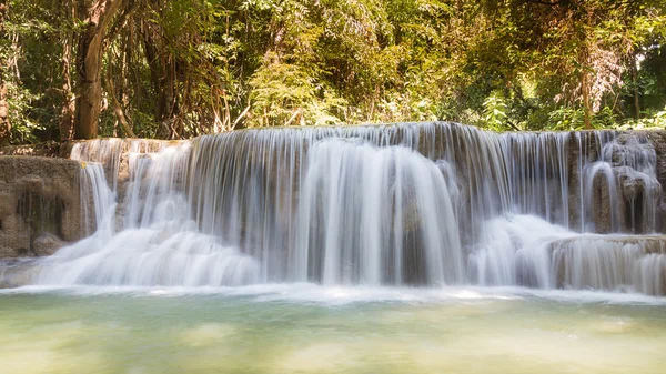 Cachoeiras naturais em floresta profunda, paisagem natural fundo — Fotografia de Stock