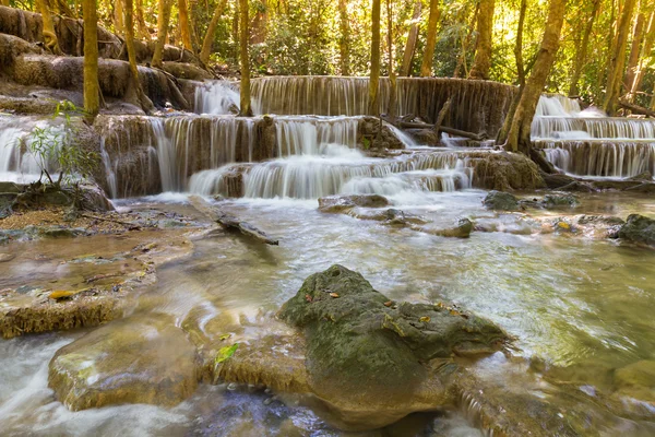 Djupa skogen blue stream vattenfall, landskap bakgrund — Stockfoto