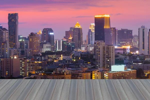Apertura pavimento in legno, Bangkok centro città edificio con cielo drammatico — Foto Stock