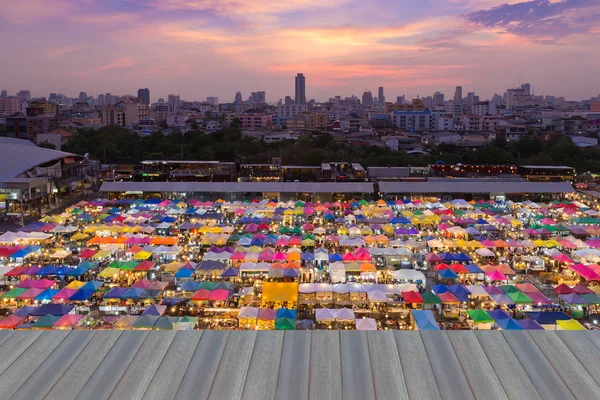 Apertura de piso de madera, vista superior noche fin de semana mercado con ciudad centro —  Fotos de Stock