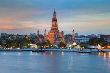 Arun tapınak Nehri ön güzel gökyüzü arka plan ile