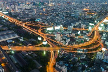 Havadan görünümü şehir karayolu gece görünümü deyimleri