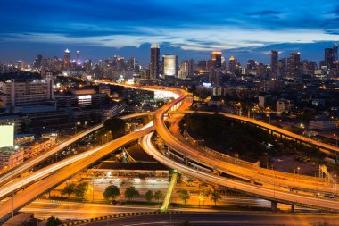 Alacakaranlık gece görünümü, şehir yol uzun pozlama deyimleri.