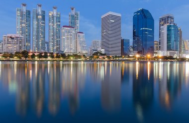 Alacakaranlıkta yansıması ile bina şehir ofisi