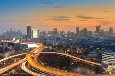 Şehir merkezi iş arka plan ile karayolu üzerinde gökyüzü günbatımı deyimleri