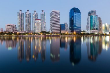 Yansıma şehir ofis binası Twilight