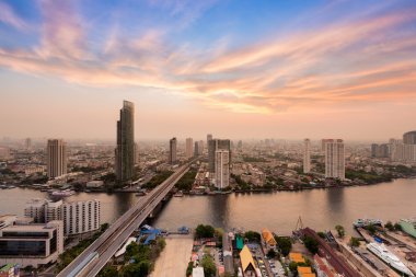 Kavisli Nehri ile Bangkok şehir havadan görünümü 