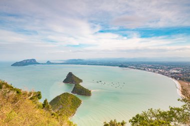 Havadan görünümü doğal plaj eğri manzarası