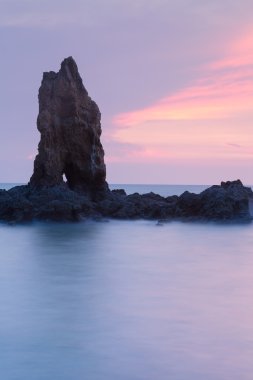 Alacakaranlık gökyüzü manzarası taşın doğal deniz