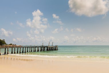 Sahil boyunca denize giden yolu yürüyüş
