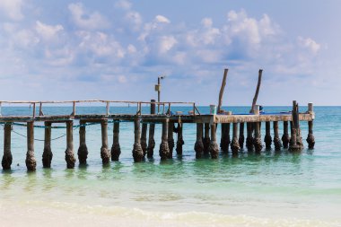 Okyanusa giden sahil şeridi üzerinde yolu yürüyüş