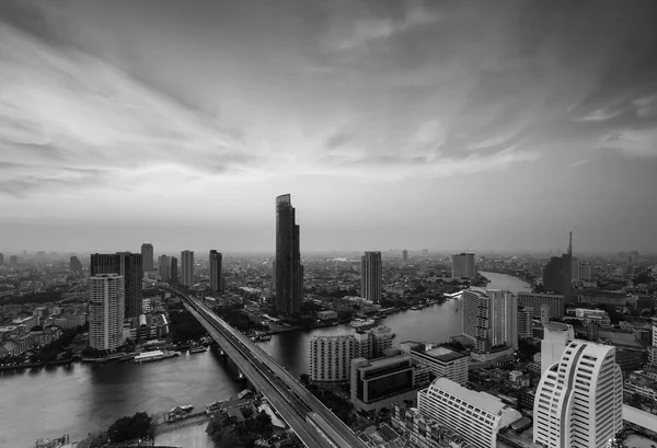 Blanco y negro, Vista aérea Río principal de Bangkok con dramático fondo de cielo —  Fotos de Stock
