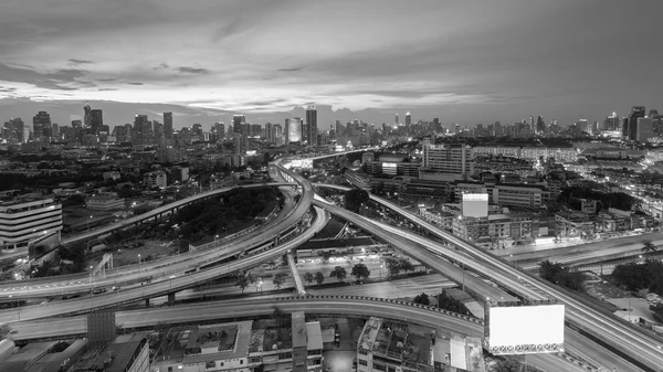 Blanco y negro, la autopista intercambió con el centro de negocios de la ciudad —  Fotos de Stock