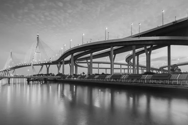 Schwarz-Weiß, Autobahnanschluss an Hängebrücke — Stockfoto