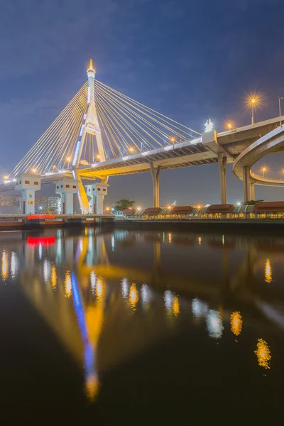 Свет над подвесным мостом — стоковое фото