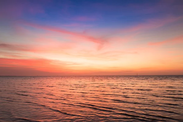 与海岸天际线美丽的夕阳的天空背景后 — 图库照片