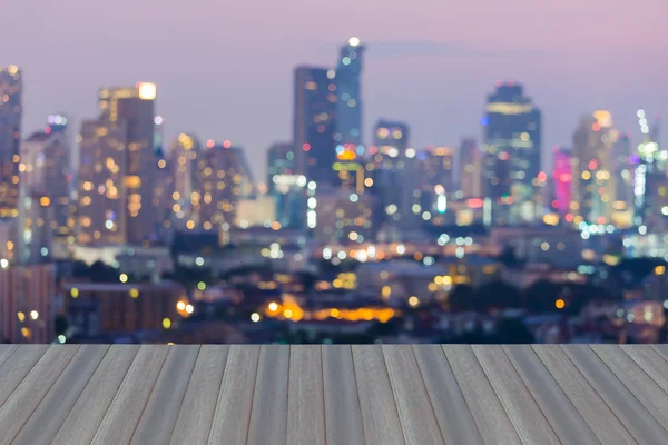 Apertura de madera, luces de la ciudad vista nocturna, borrosa bokeh — Foto de Stock