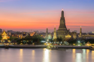 Arun Tapınağı waterfront güzel günbatımı gökyüzü arka plan ile