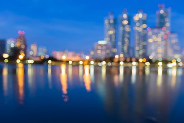 Bulanık alacakaranlık bokeh hafif ofis binası ön Nehri