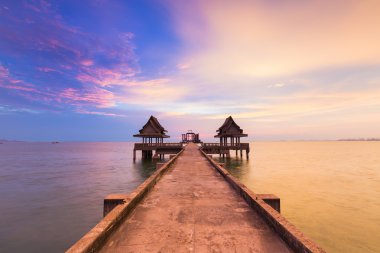 Doğal manzara denize giden yolu yürüyüş