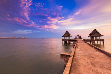 Okyanus, doğal peyzaj arka plan önde gelen yürüyüş yolu üzerinde dramatik günbatımı gökyüzü