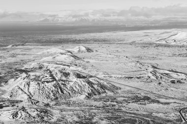 Siyah ve beyaz, üstten görünüm kış dağ manzarası 