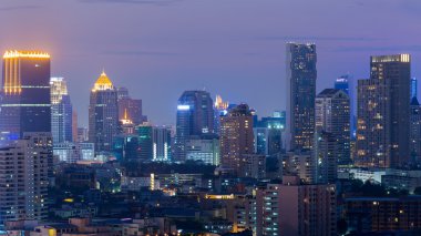 Gece ışıkları, şehir ofis binası şehir merkezinde